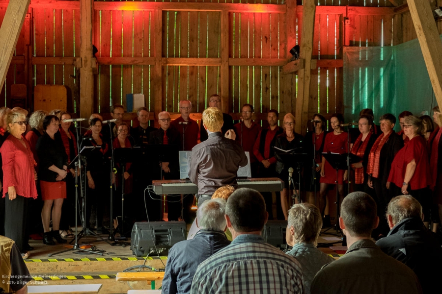 Die St.-Georg-Singers haben heute ein Konzert unter der Leitung von Henning Hebenbrock in der Kirch-Scheune der Kirchengemeinde Meinerdingen gegeben.