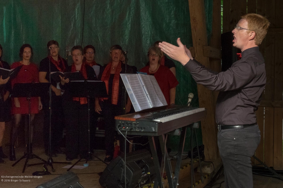 Die St.-Georg-Singers haben heute ein Konzert unter der Leitung von Henning Hebenbrock in der Kirch-Scheune der Kirchengemeinde Meinerdingen gegeben.