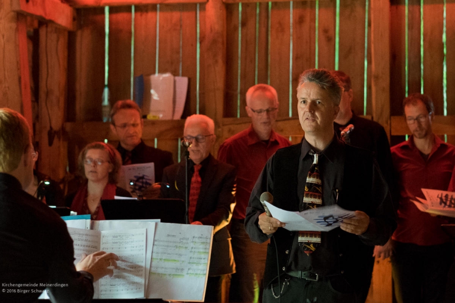 Die St.-Georg-Singers haben heute ein Konzert unter der Leitung von Henning Hebenbrock in der Kirch-Scheune der Kirchengemeinde Meinerdingen gegeben.