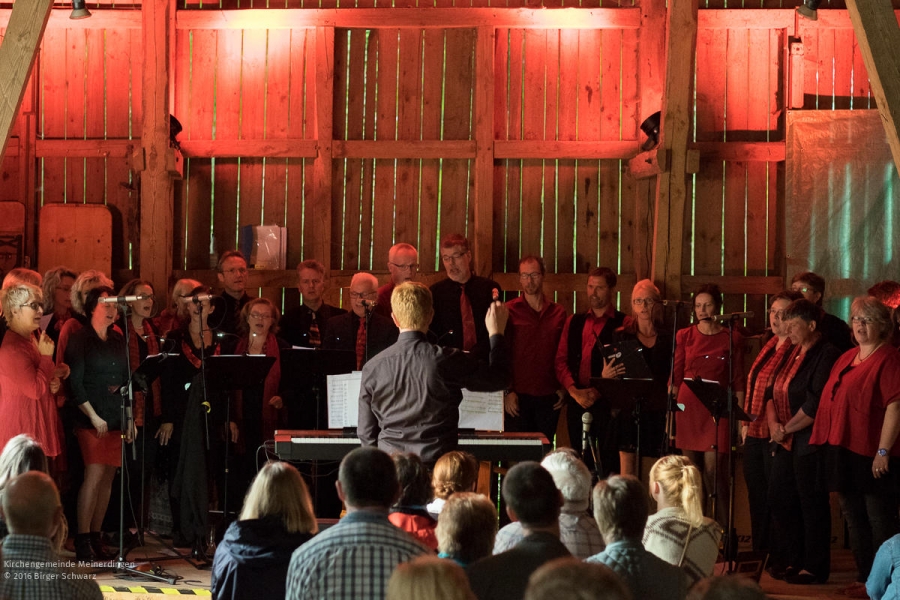 Die St.-Georg-Singers haben heute ein Konzert unter der Leitung von Henning Hebenbrock in der Kirch-Scheune der Kirchengemeinde Meinerdingen gegeben.