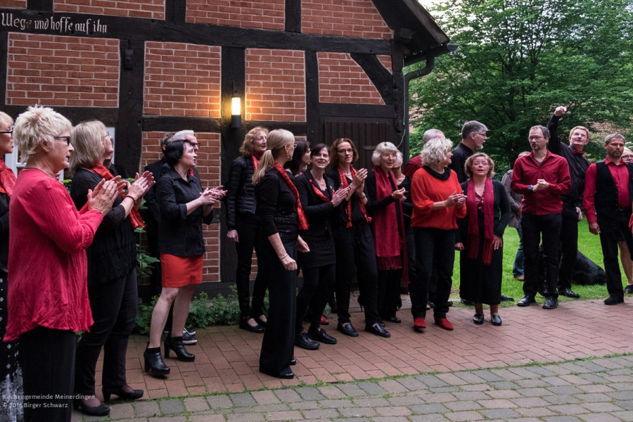 Die St.-Georg-Singers haben heute ein Konzert unter der Leitung von Henning Hebenbrock in der Kirch-Scheune der Kirchengemeinde Meinerdingen gegeben.