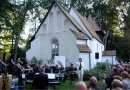 Shereen Adam und die Big Band des Polizeiorchester Niedersachsen vor der Meinerdinger St.-Georg-Kirche
