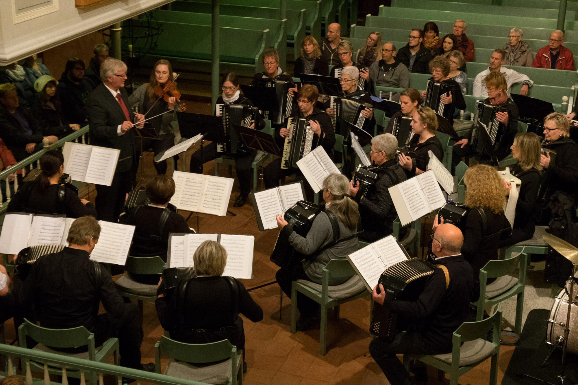 Abschiedskonzert des 1. Orchesters der Harmonikafreunde Schneverdingen unter der Leitung von Axel Nicolaus. Axel Nicolaus gibt nach 33 Jahren die Leitung des Akkordeon Orchesters der Harmonikafreunde Schneverdingen ab.