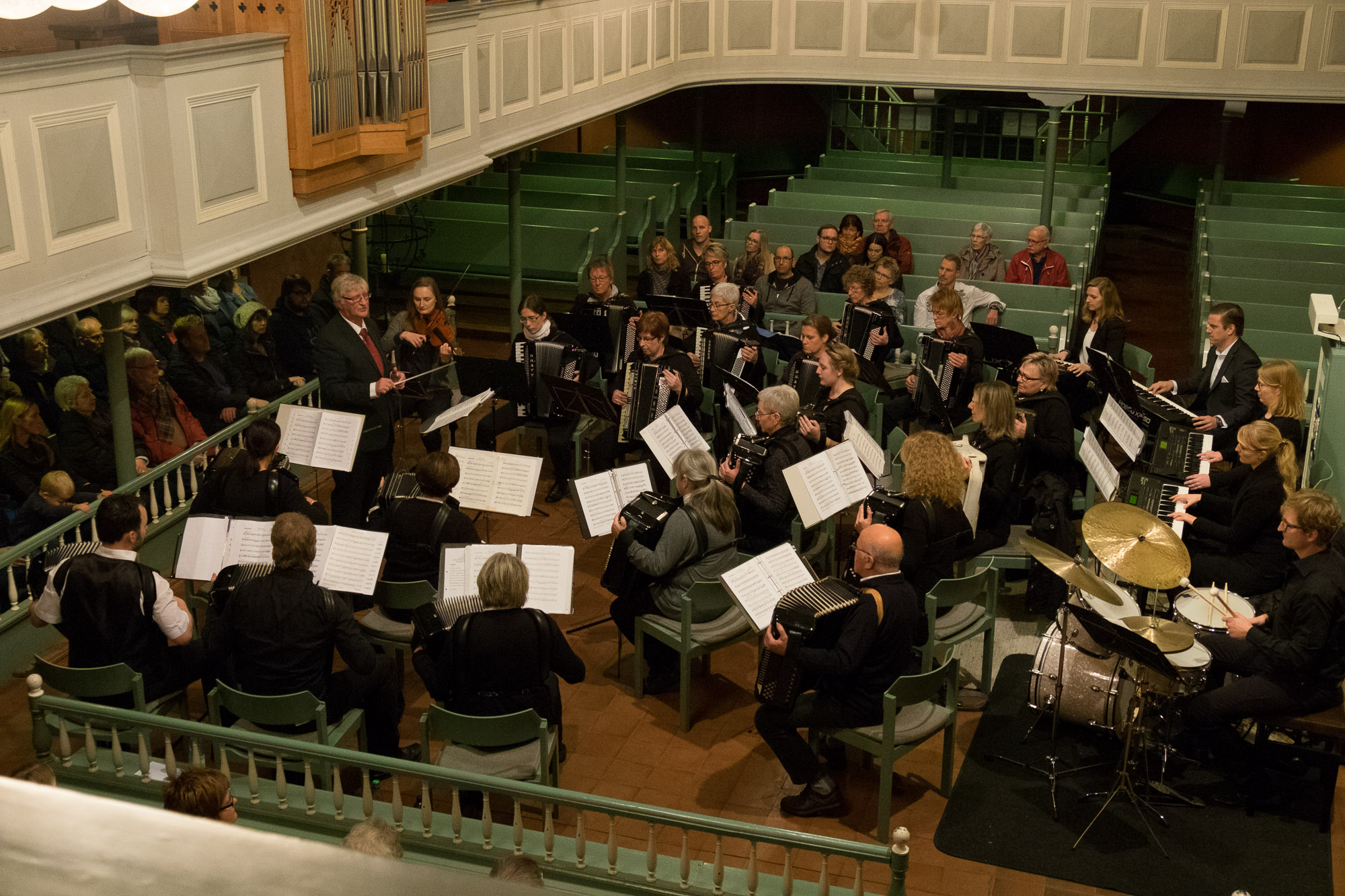 Abschiedskonzert des 1. Orchesters der Harmonikafreunde Schneverdingen unter der Leitung von Axel Nicolaus. Axel Nicolaus gibt nach 33 Jahren die Leitung des Akkordeon Orchesters der Harmonikafreunde Schneverdingen ab.