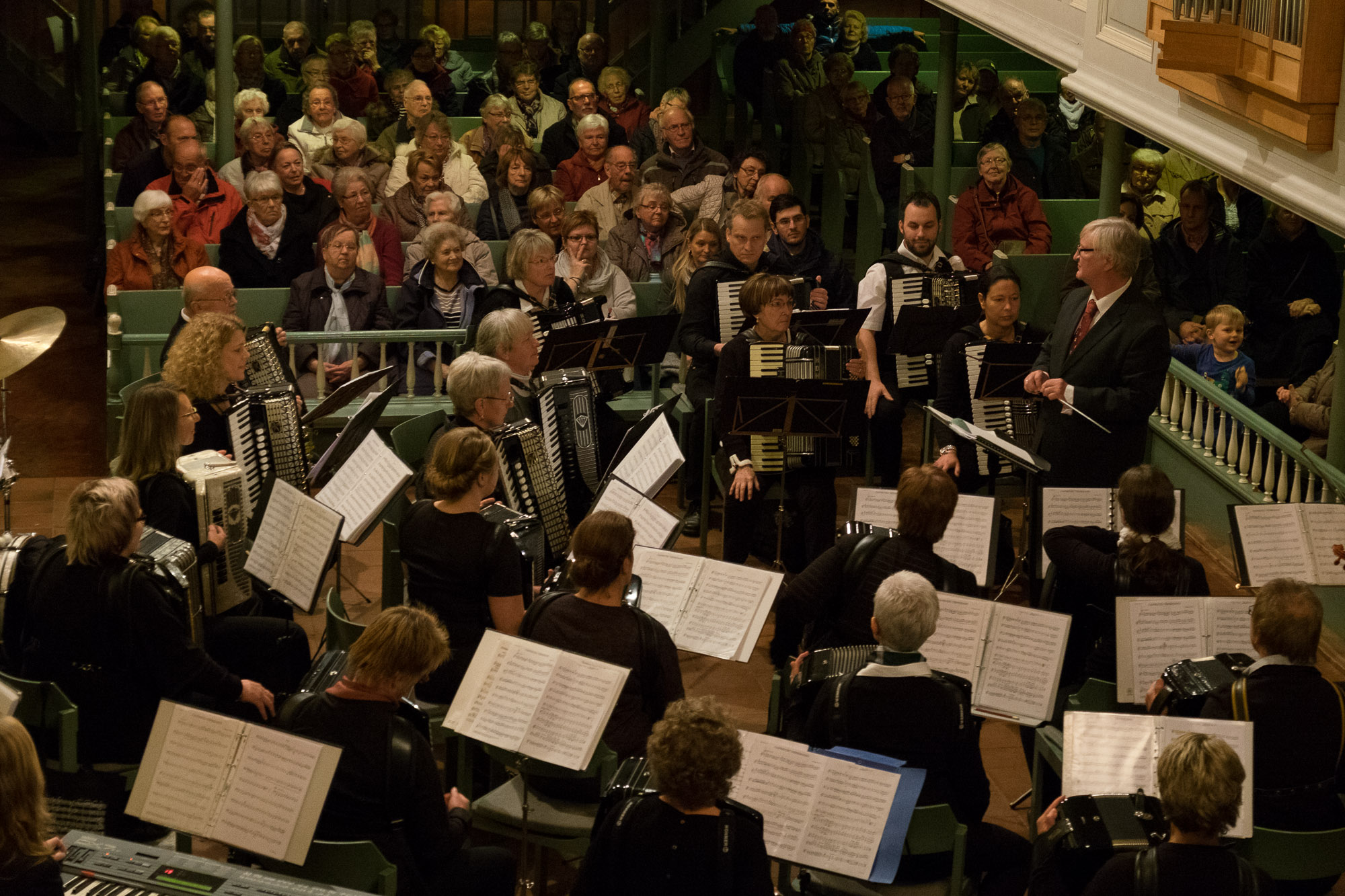Abschiedskonzert des 1. Orchesters der Harmonikafreunde Schneverdingen unter der Leitung von Axel Nicolaus. Axel Nicolaus gibt nach 33 Jahren die Leitung des Akkordeon Orchesters der Harmonikafreunde Schneverdingen ab.
