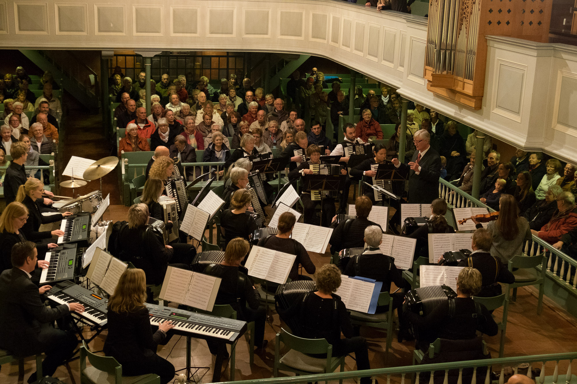 Abschiedskonzert des 1. Orchesters der Harmonikafreunde Schneverdingen unter der Leitung von Axel Nicolaus. Axel Nicolaus gibt nach 33 Jahren die Leitung des Akkordeon Orchesters der Harmonikafreunde Schneverdingen ab.