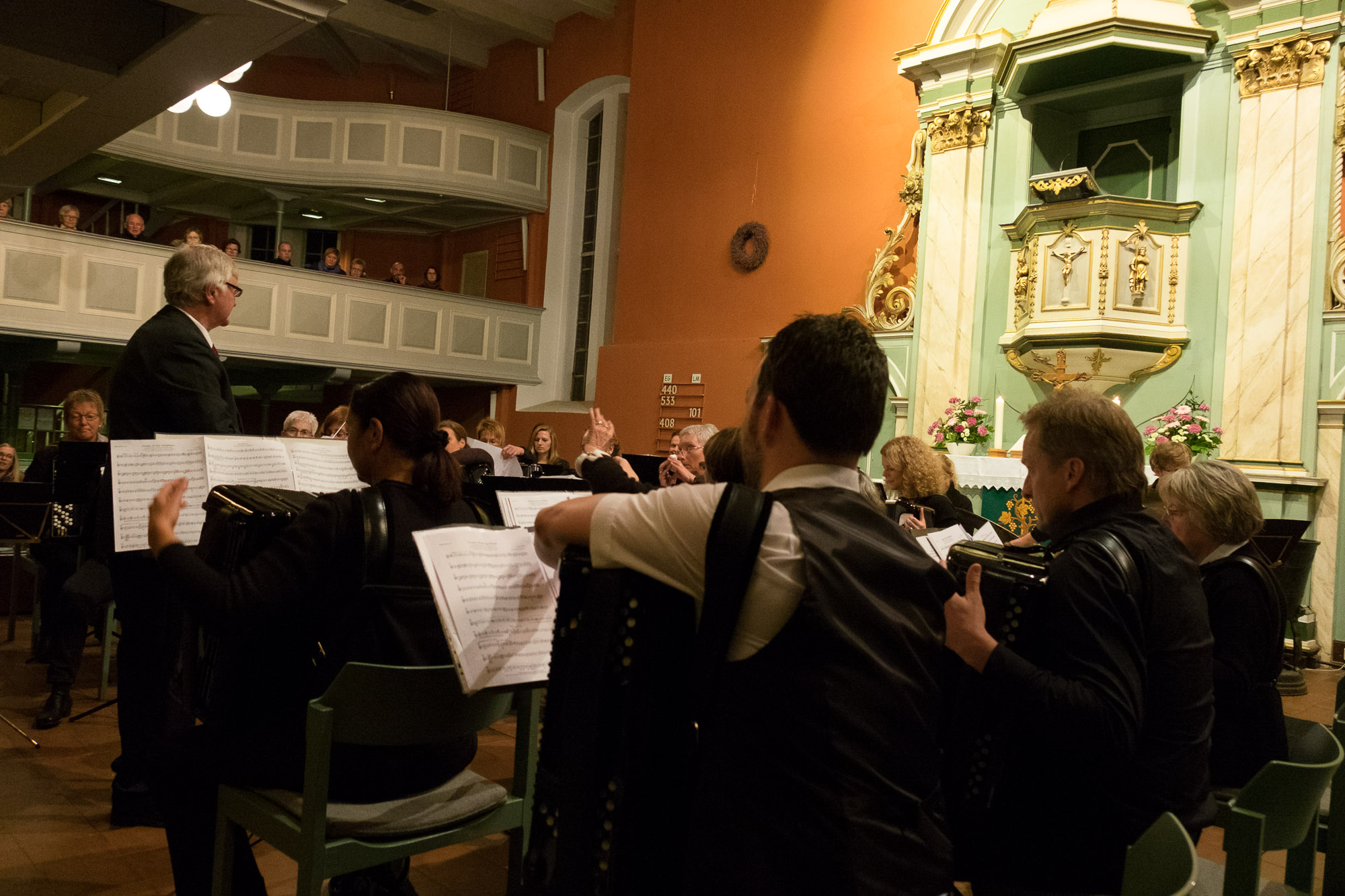 Abschiedskonzert des 1. Orchesters der Harmonikafreunde Schneverdingen unter der Leitung von Axel Nicolaus. Axel Nicolaus gibt nach 33 Jahren die Leitung des Akkordeon Orchesters der Harmonikafreunde Schneverdingen ab.