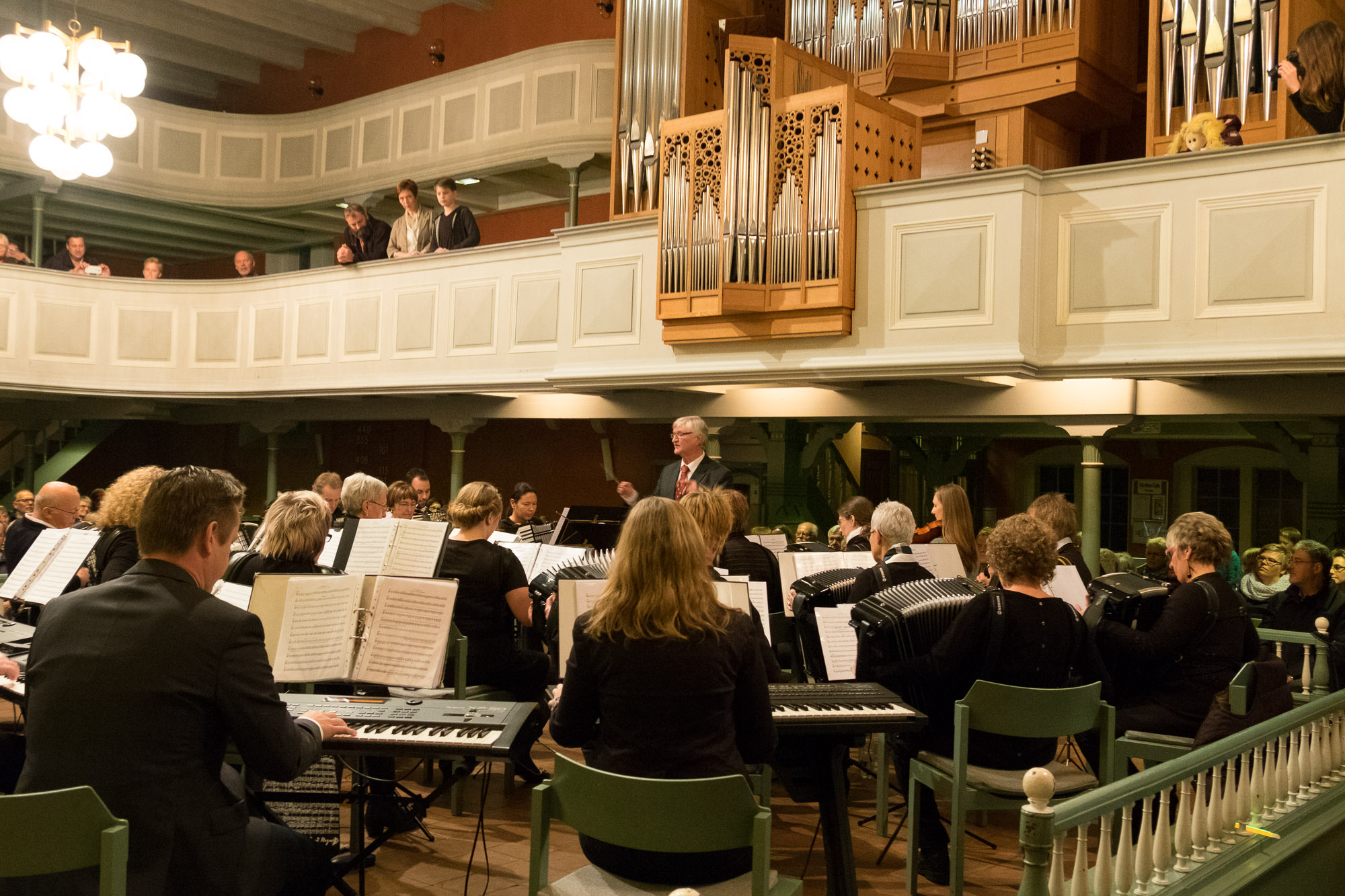 Abschiedskonzert des 1. Orchesters der Harmonikafreunde Schneverdingen unter der Leitung von Axel Nicolaus. Axel Nicolaus gibt nach 33 Jahren die Leitung des Akkordeon Orchesters der Harmonikafreunde Schneverdingen ab.