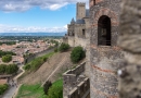 Cité von Carcassonne – Die Cité von Carcassonne über der Stadt. – Burg, Carcassonne, Cité de Carcassonne, Frankreich