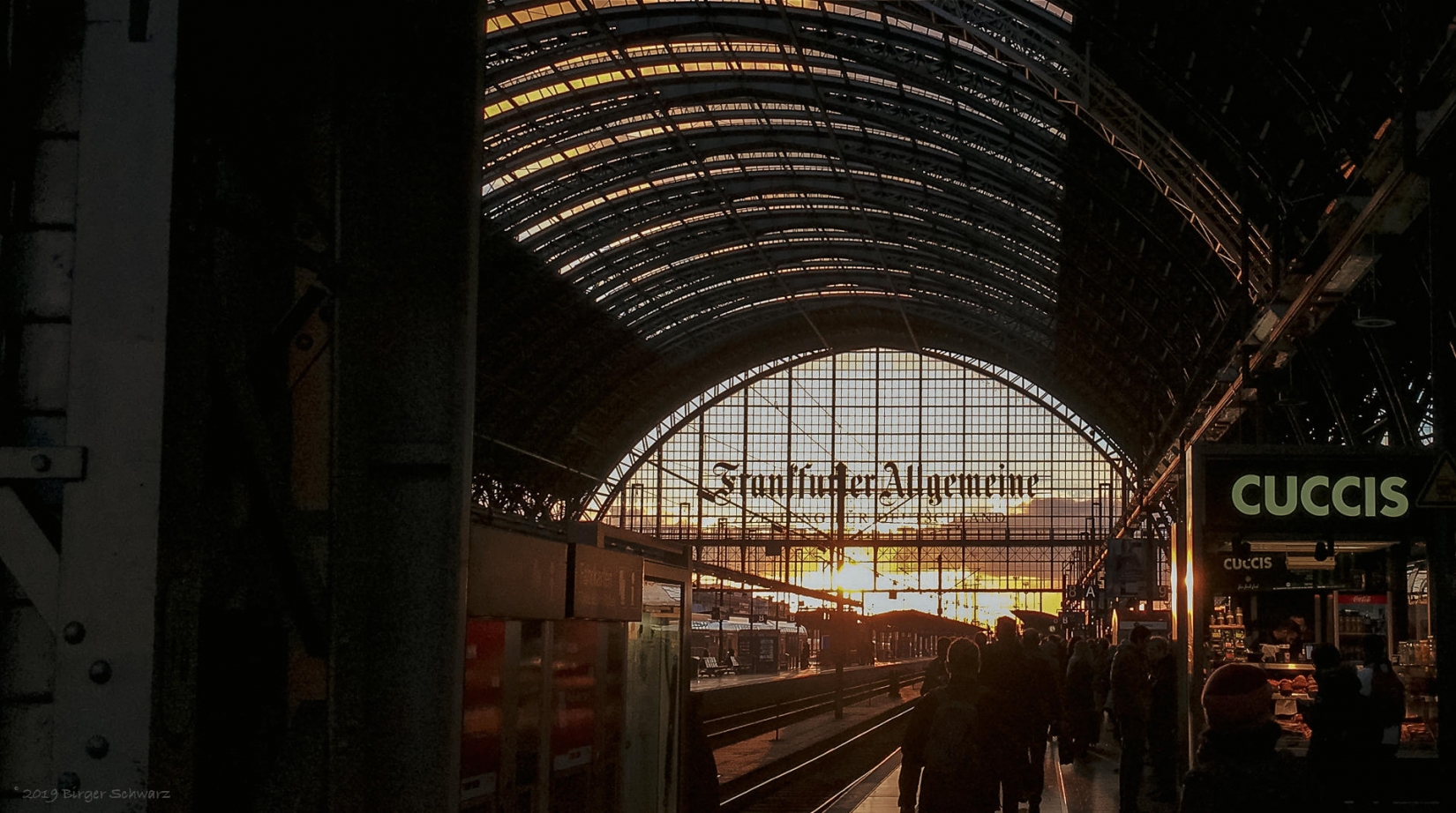 Frankfurt Hauptbahnhof - Sonnenuntergang am Frankfurter Hauptbahnhof
