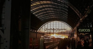 Frankfurt Hauptbahnhof - Sonnenuntergang am Frankfurter Hauptbahnhof. - Deutschland, Frankfurt, Frankfurt (Main), Frankfurt am Main, Hauptbahnhof, Hessen, Mainhatten, Sonnenuntergang, Tageszeit, Augenblick