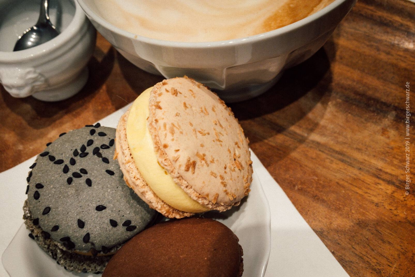 Für die kleine Pause zwischendurch mit Tout Chocolat, Mango Kokos, Guave Miso Schwarzer Sesam Macarons und einen Milchkaffee.
