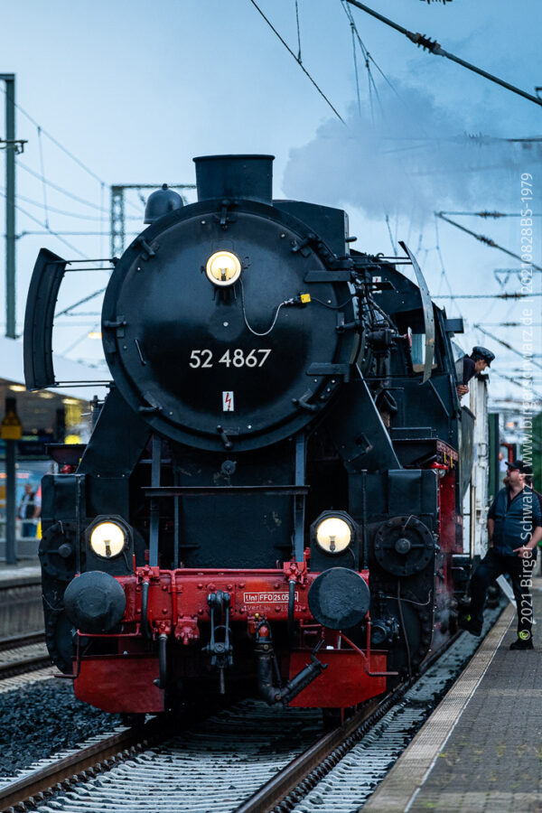 Güterzugdampflokomotive Typ 52 - Eine Güterzugdampflokomotive 52 der Historischen Eisenbahn Frankfurt e.V. auf einer Sonderfahrt im Bahnhof Frankfurt (Main) Süd - Augenblick, BR52, Bahnhof, Bahnhof Frankfurt (Main) Süd, Baureihe 52, Dampflok, Deutschland, Eisenbahn, Eisenbahnromantik, Fahrt nach Borken  Bergbaumuseum, Fotografie, Frankfurt, Frankfurt (Main), Frankfurt am Main, HEFrankfurt, Hessen, Historischen Eisenbahn Frankfurt e.V., Lok, Lokomotive, Mainhatten. FFM, Fujifilm X-T3