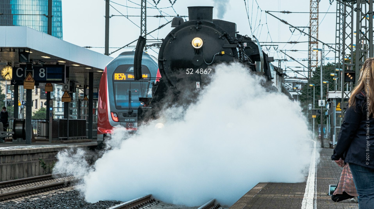 Eine Güterzugdampflokomotive 52 der Historischen Eisenbahn Frankfurt e.V. auf einer Sonderfahrt im Bahnhof Frankfurt (Main) Süd - BR52, Bahnhof, Bahnhof Frankfurt (Main) Süd, Baureihe 52, Dampflok, Deutschland, Eisenbahn, Eisenbahnromantik, Fahrt nach Borken  Bergbaumuseum, Frankfurt, Frankfurt (Main), Frankfurt am Main, HEFrankfurt, Hessen, Historischen Eisenbahn Frankfurt e.V., Lok, Lokomotive, Mainhatten, Fujifilm X-T3