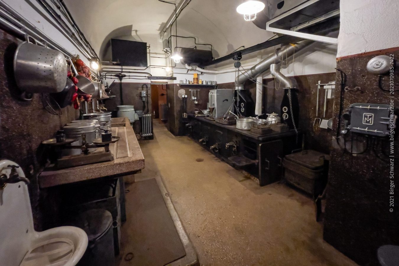 Küche  - Die Küche des Bunkers versorgte die 175 Mann Besatzung der Festung mit Essen. - Bunker, Département Moselle, Europa, Fort Casso, Frankreich, Maginot Line, Region, Urlaub, Apple iPhone 12 Pro
