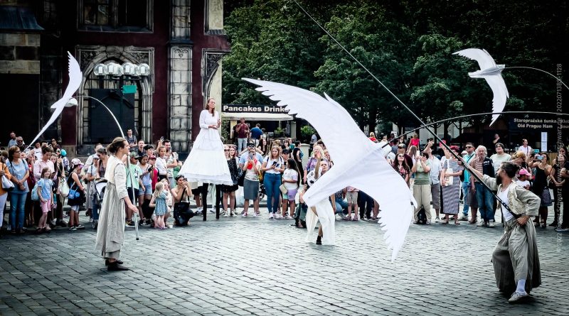Straßenkünster in Praha - Vor dem Rathaus in Praha zeigen Tänzer uns Acrobaten ihre Kunst. - BCB 2022, Kunst, Motorrad, Prag, Praha, Straßentheater, Tanz, Transportmittel, Tschechien, Urlaub, Apple iPhone 12 Pro