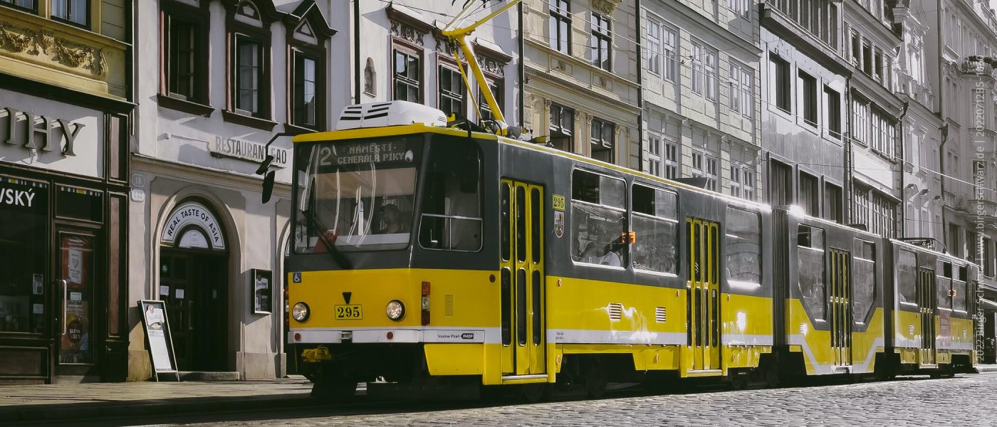 Straßenbahn - Die meisten kennen die gelben Straßenbahnen aus Lissabon, diese fährt jedoch woanders. - BCB 2022, Pilsen, Plze?, Straßenbahn, Transportmittel, Tschechien, Urlaub, Apple iPhone 12 Pro