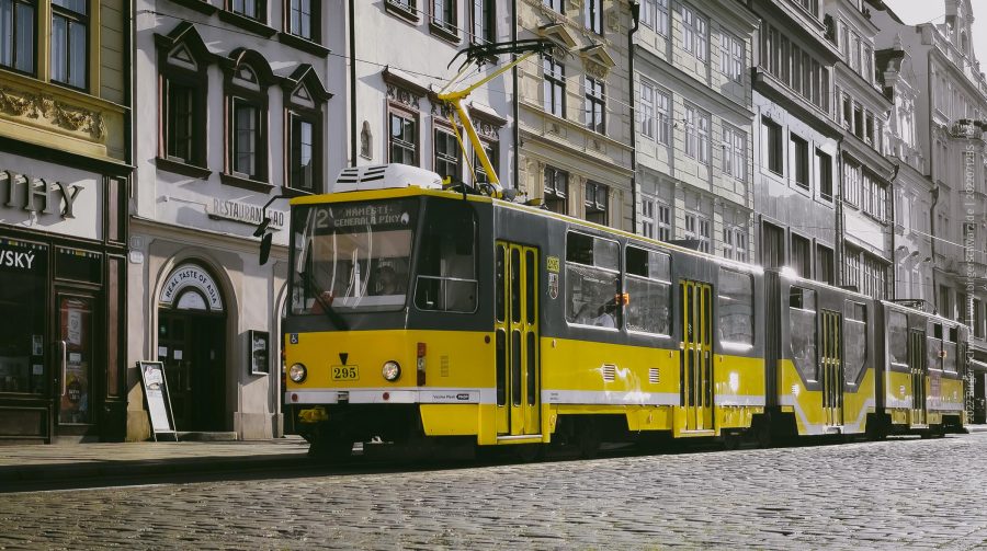 Straßenbahn - Die meisten kennen die gelben Straßenbahnen aus Lissabon, diese fährt jedoch woanders. - BCB 2022, Pilsen, Plze?, Straßenbahn, Transportmittel, Tschechien, Urlaub, Apple iPhone 12 Pro